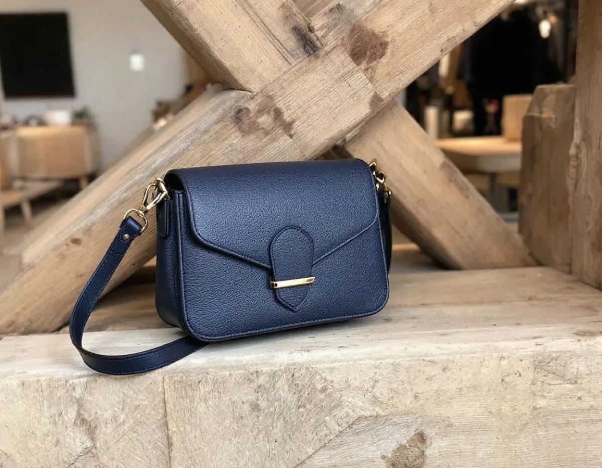 Créer une édition limitée de sacs bandoulière en cuir pour générer la rareté